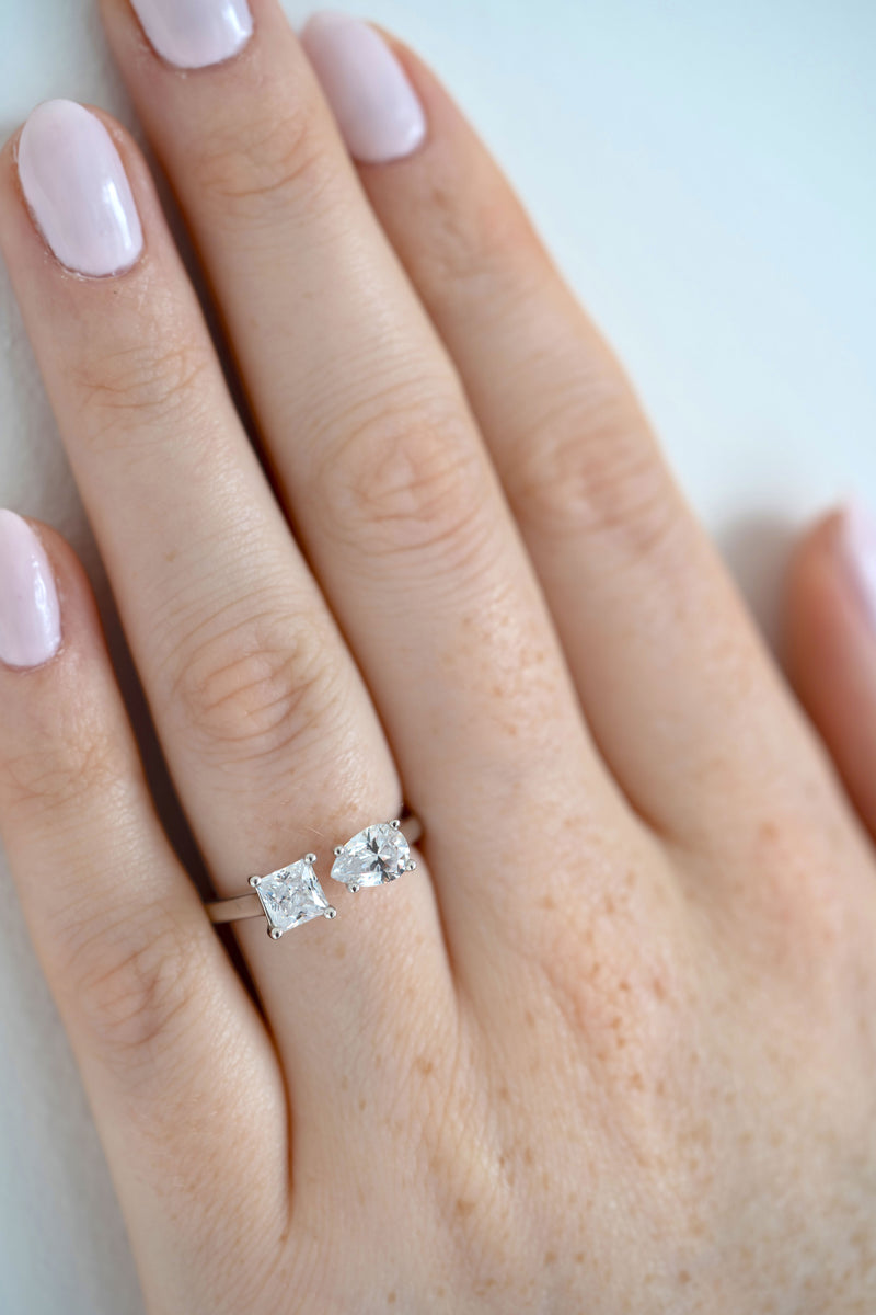 Modern Toi et Moi Two Stone Diamond Ring