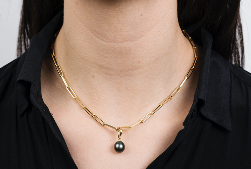 Gold chain with black 2025 pearl